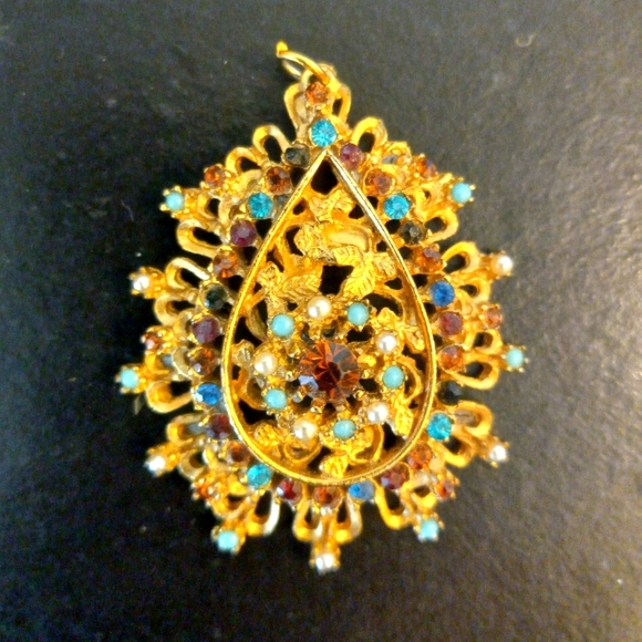 Jewelry - Vintage Gold Toned Pendant